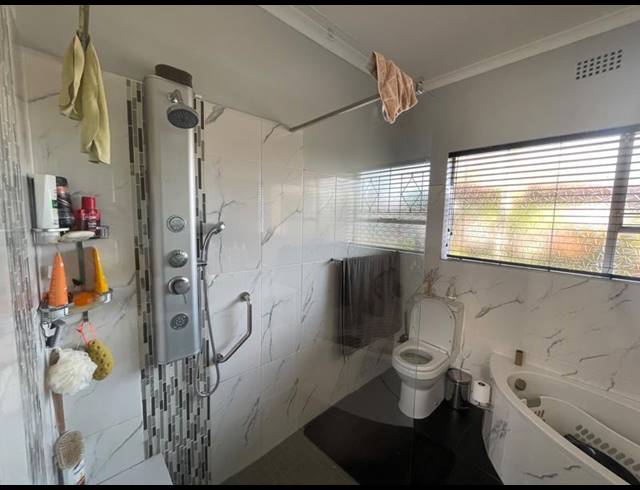 4 BEDROOM HOUSE FOR SALE IN ESTHER PARK